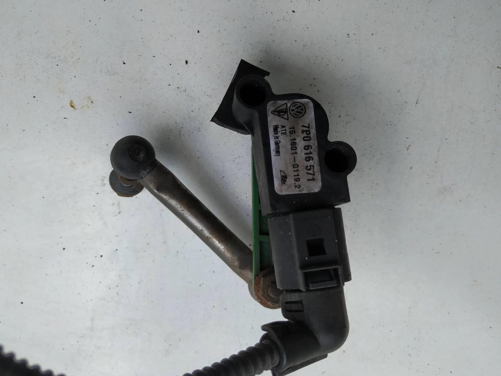 датчик дорожного просвета задний Volkswagen Touareg 2  2013