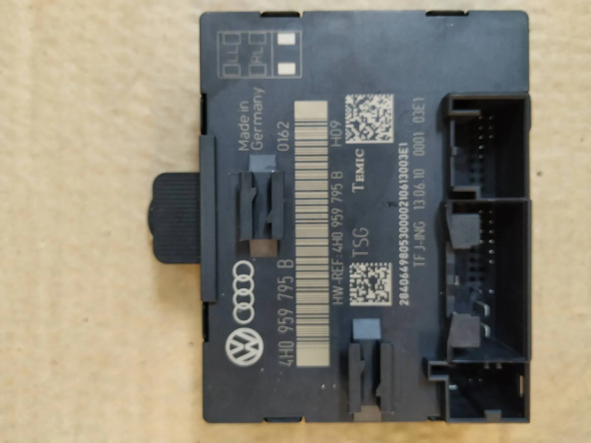 модуль управления двери задней Volkswagen Touareg 2  2013