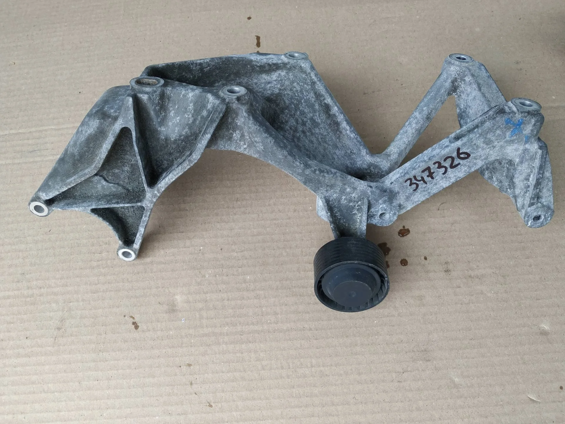 кронштейн генератора Volkswagen Touareg 2  2013