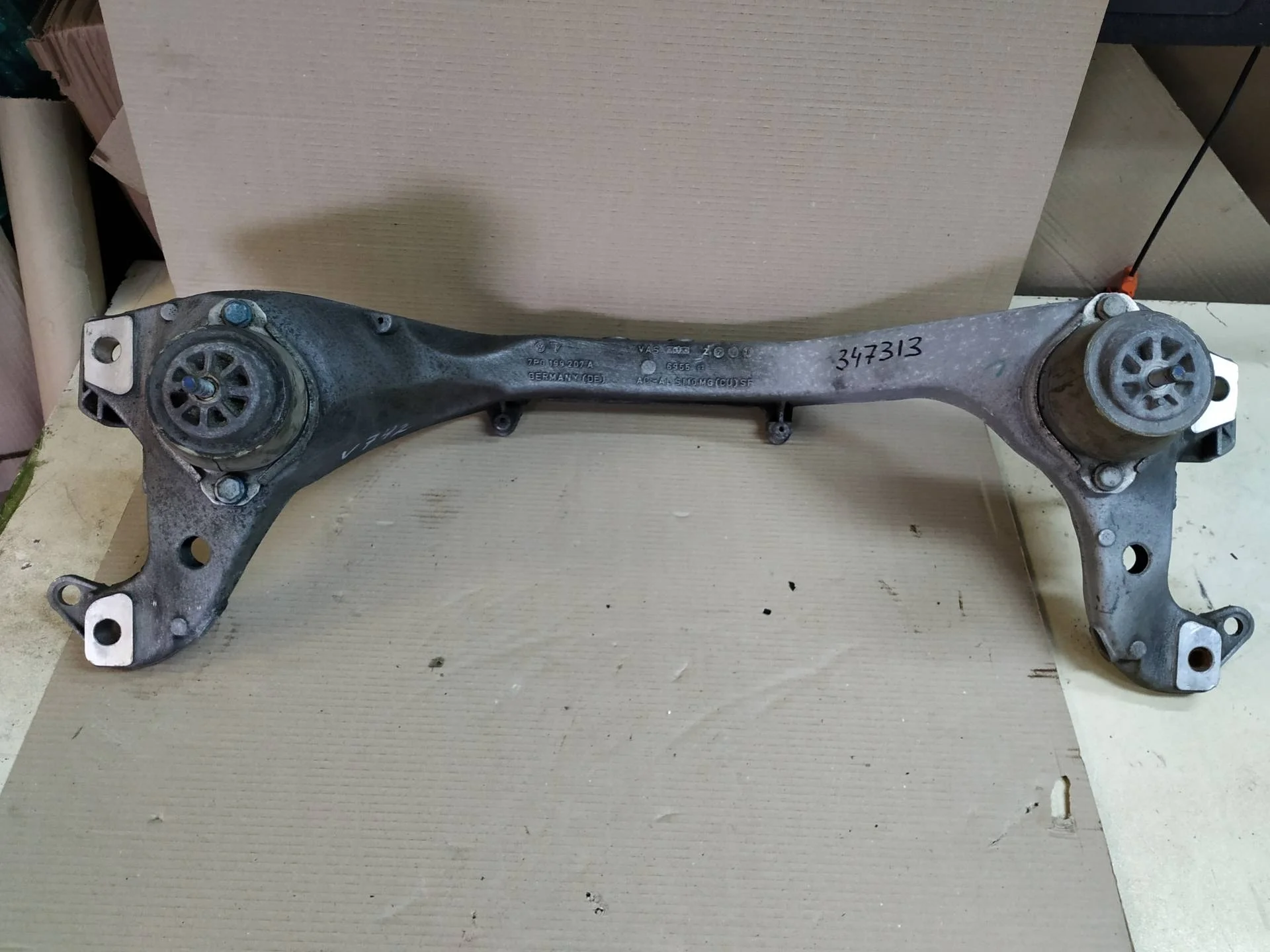 подушка крепления двигателя Volkswagen Touareg 2  2013