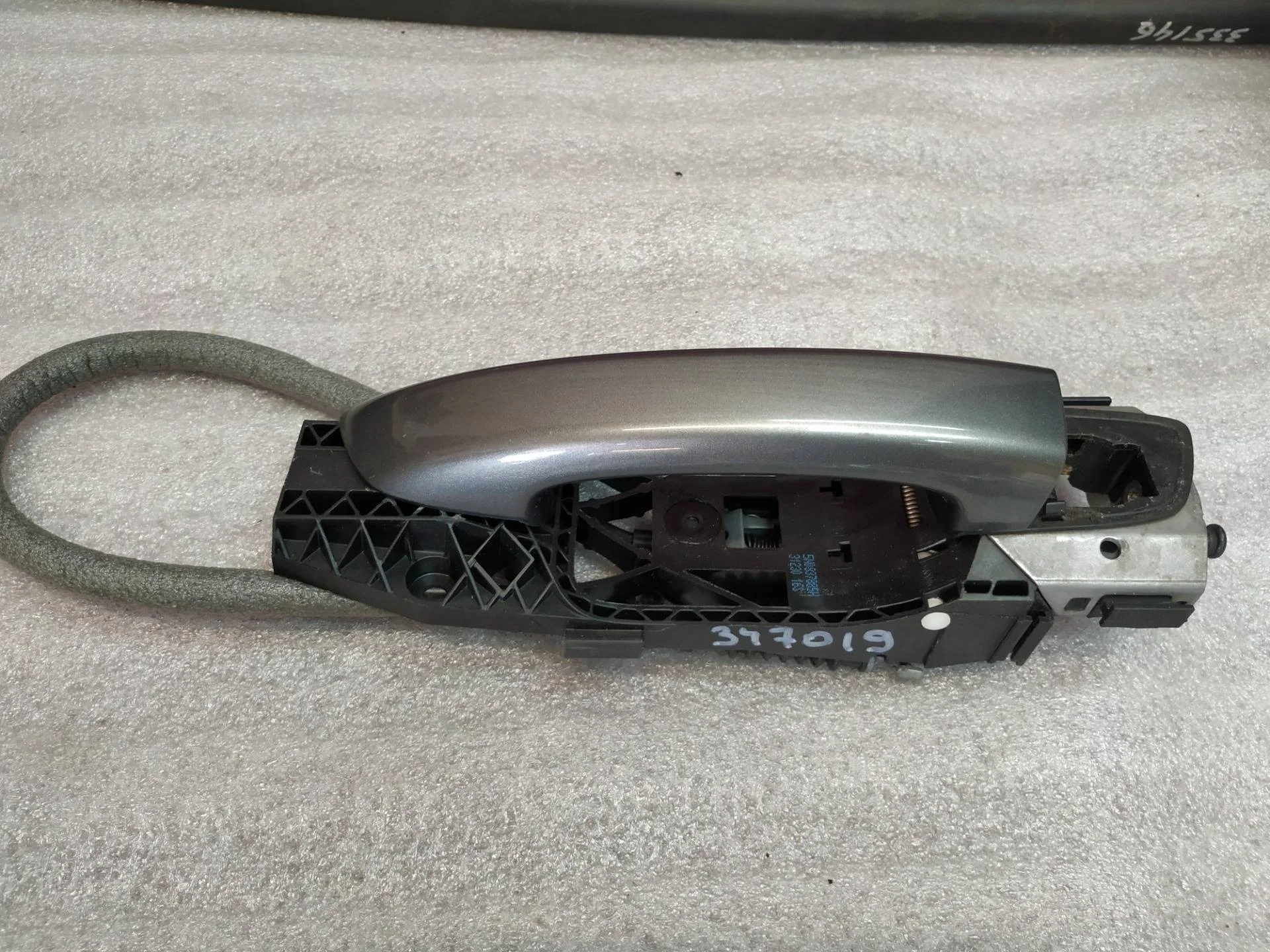 ручка наружная двери передней левой Volkswagen Touareg 2  2013