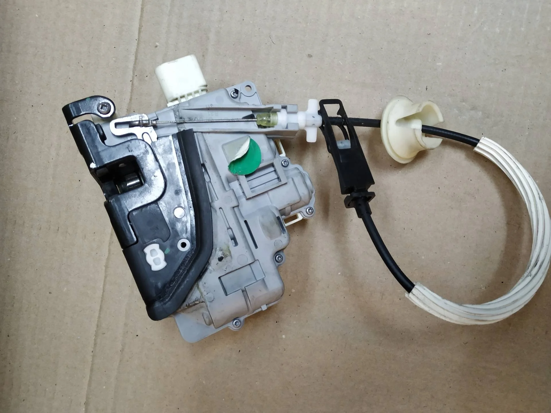 замок двери передней правой Volkswagen Touareg 2  2013