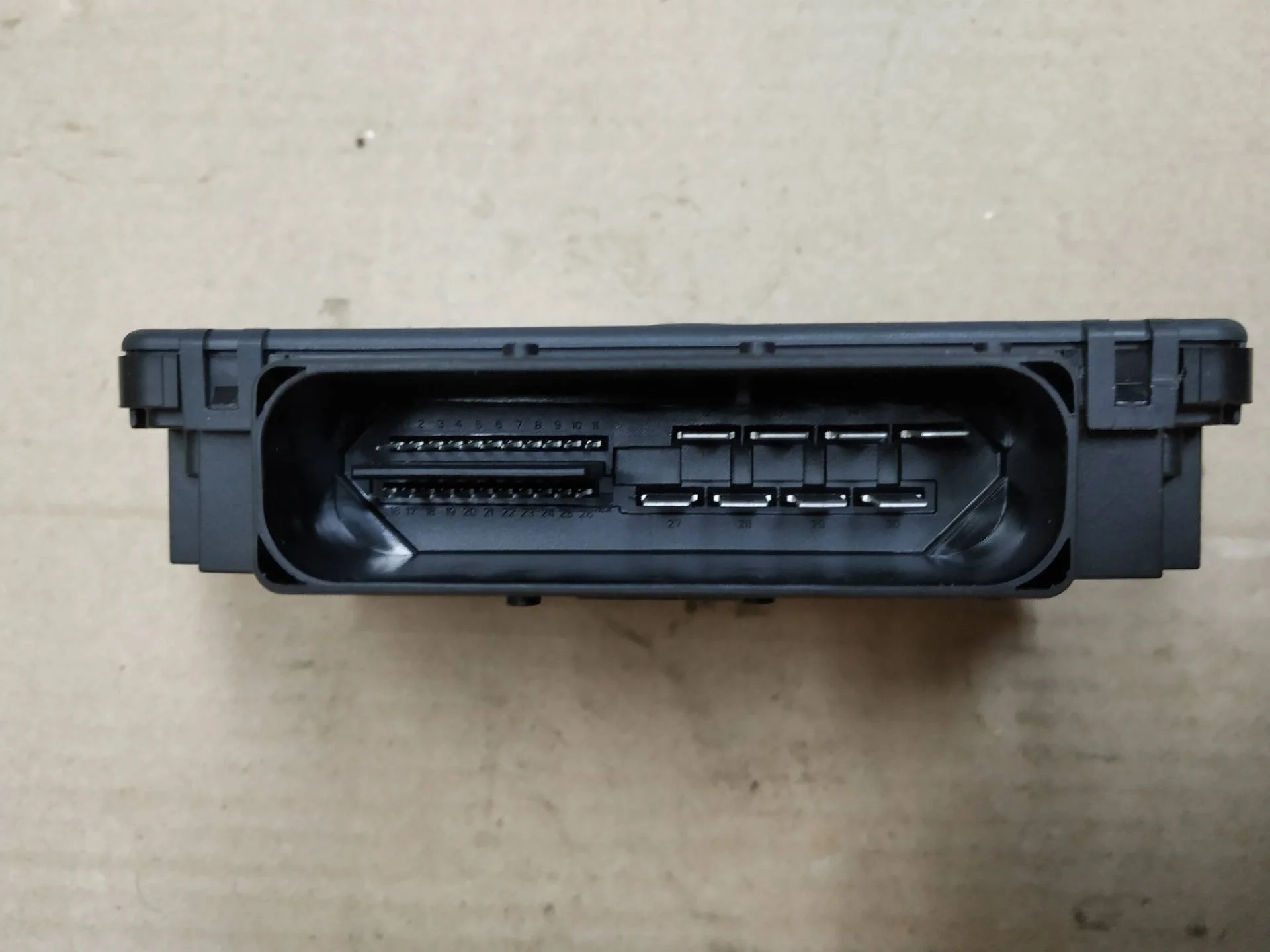 блок управления ручником Volkswagen Touareg 2  2013