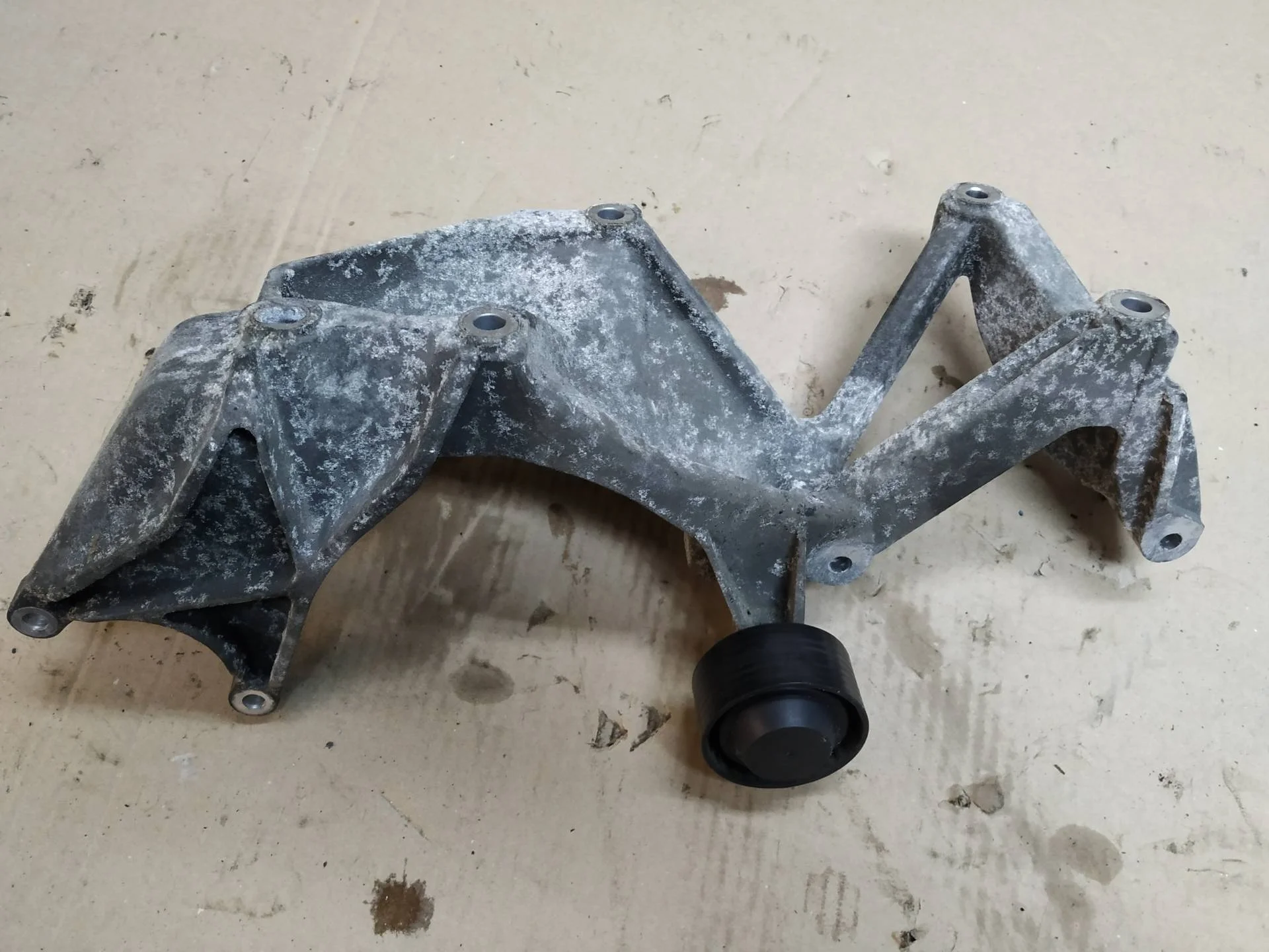 кронштейн генератора Volkswagen Touareg 2  2013