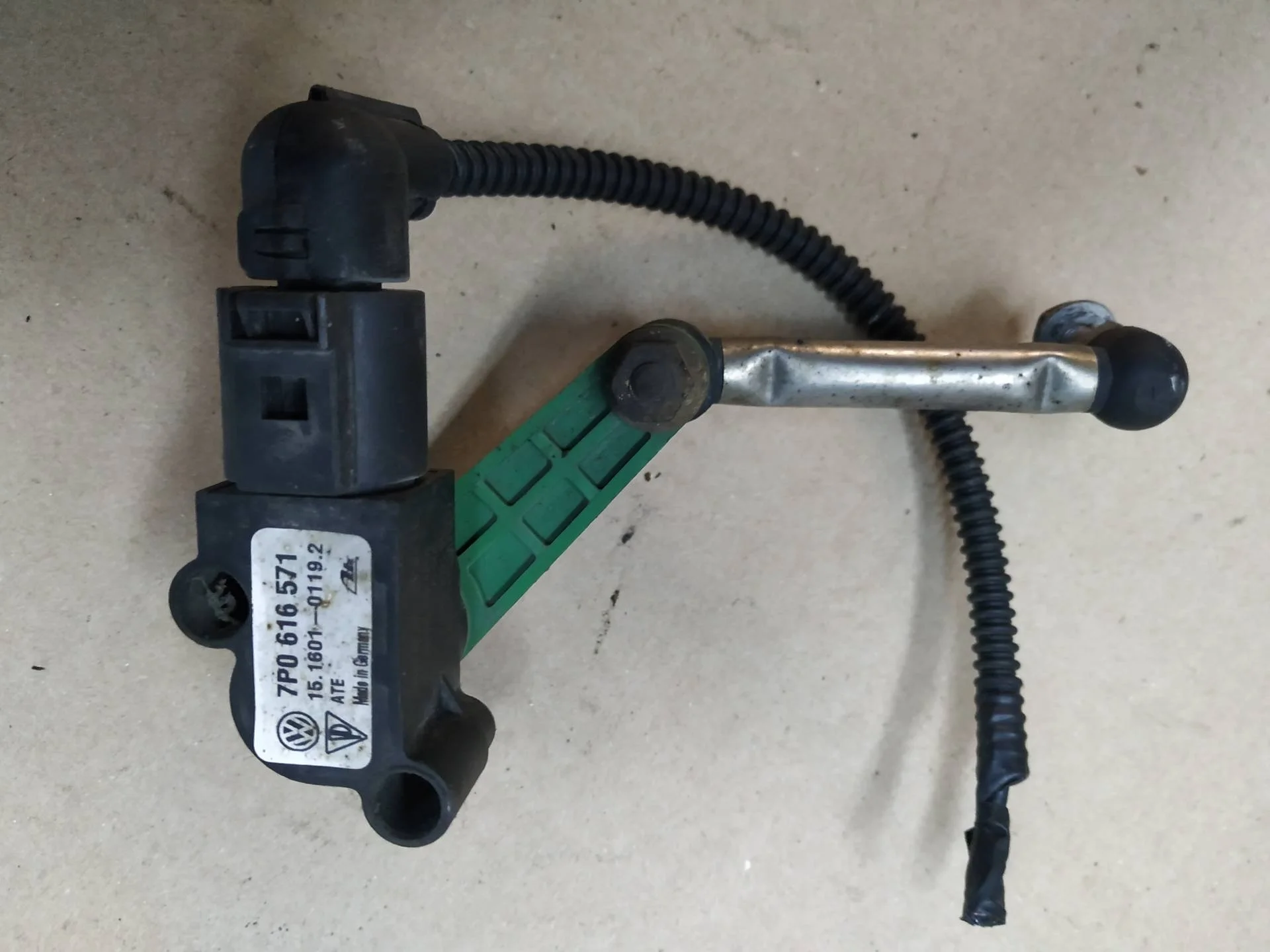 датчик дорожного просвета задний Volkswagen Touareg 2  2013