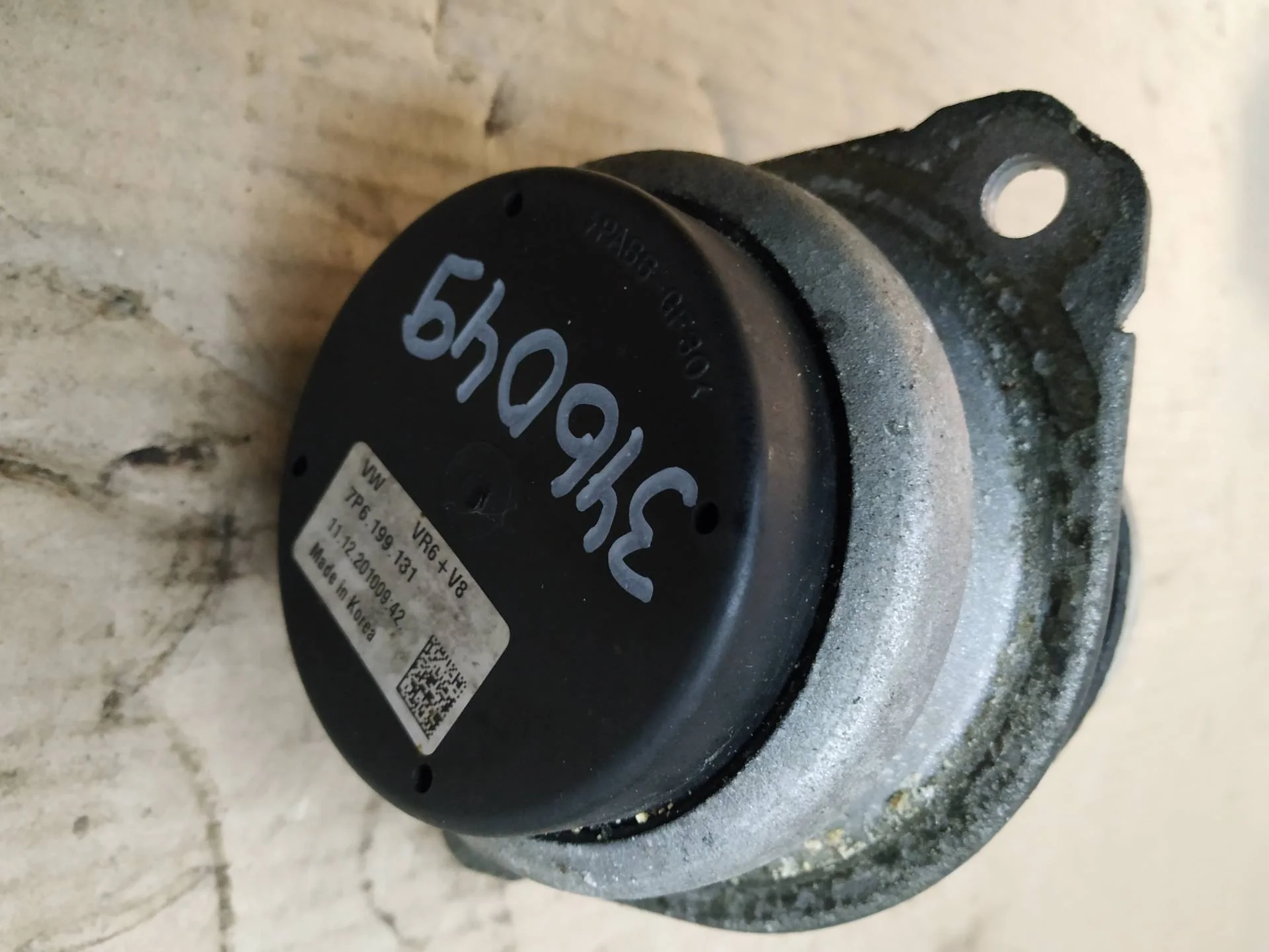 подушка крепления двигателя Volkswagen Touareg 2  2013