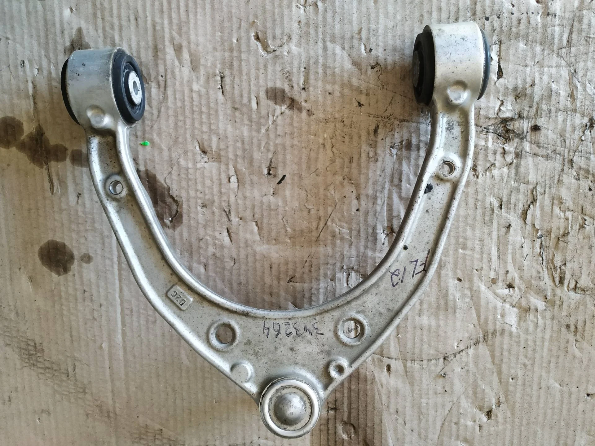 рычаг передний Volkswagen Touareg 2  2013