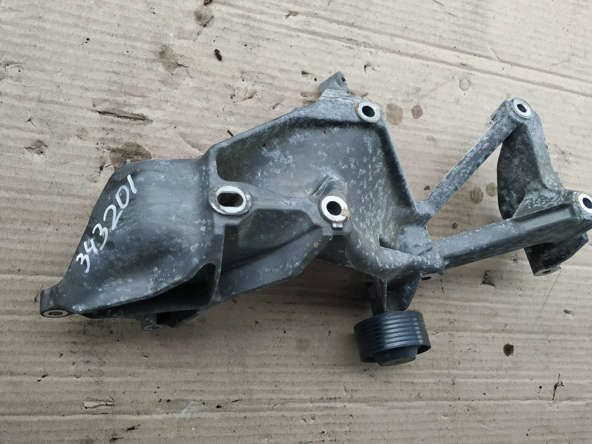 кронштейн генератора Volkswagen Touareg 2  2013