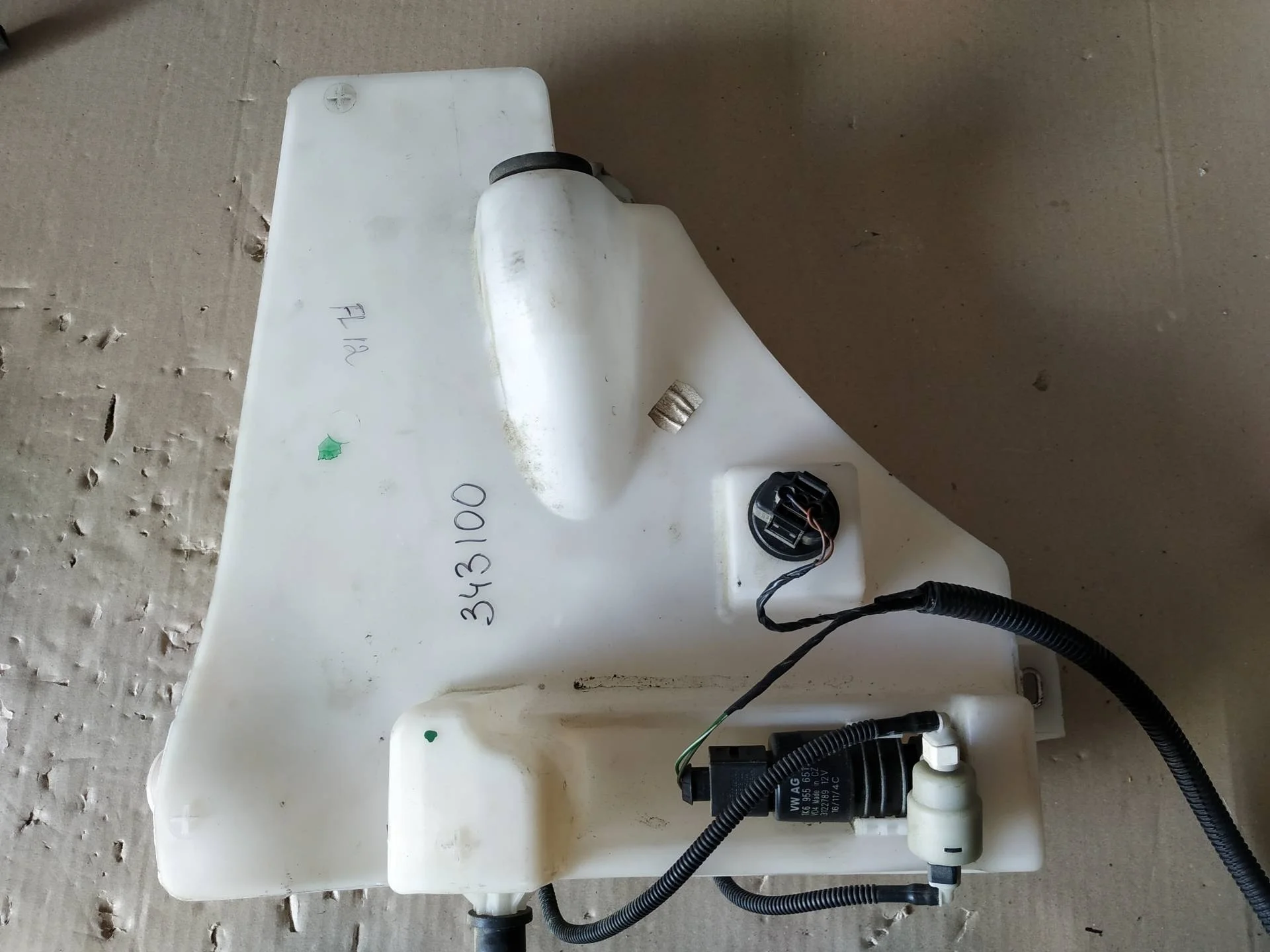 бачок омывателя Volkswagen Touareg 2  2013