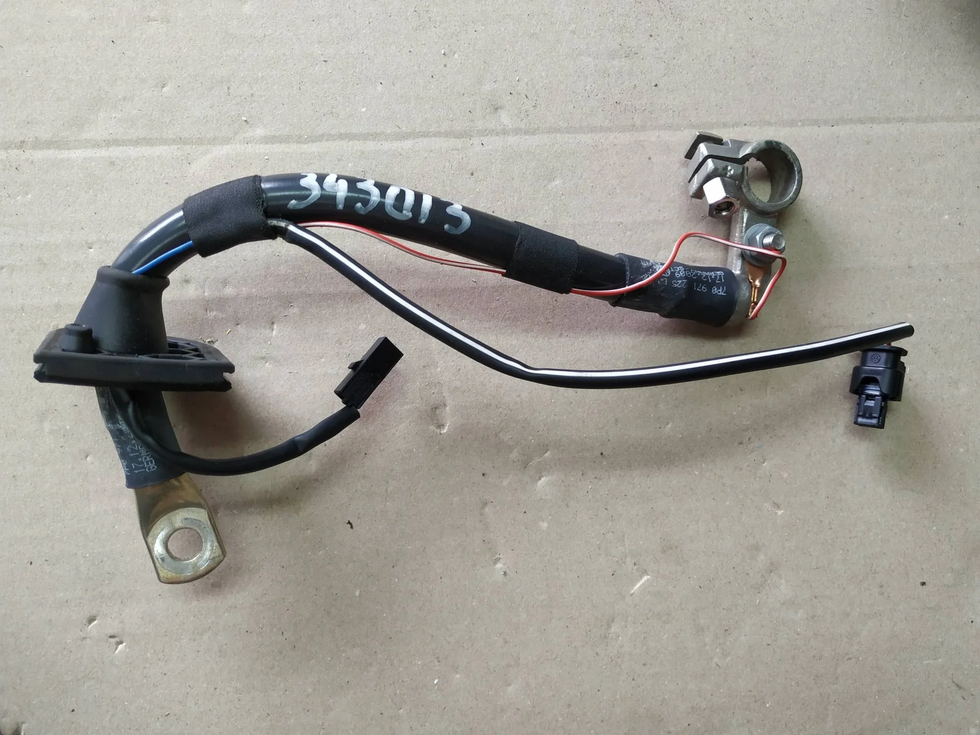 клемма аккумулятора плюс Volkswagen Touareg 2  2013