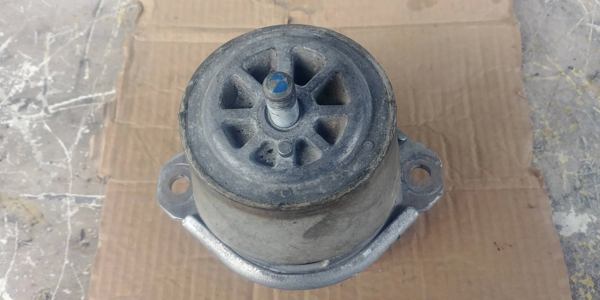 подушка крепления двигателя Volkswagen Touareg 2  2013