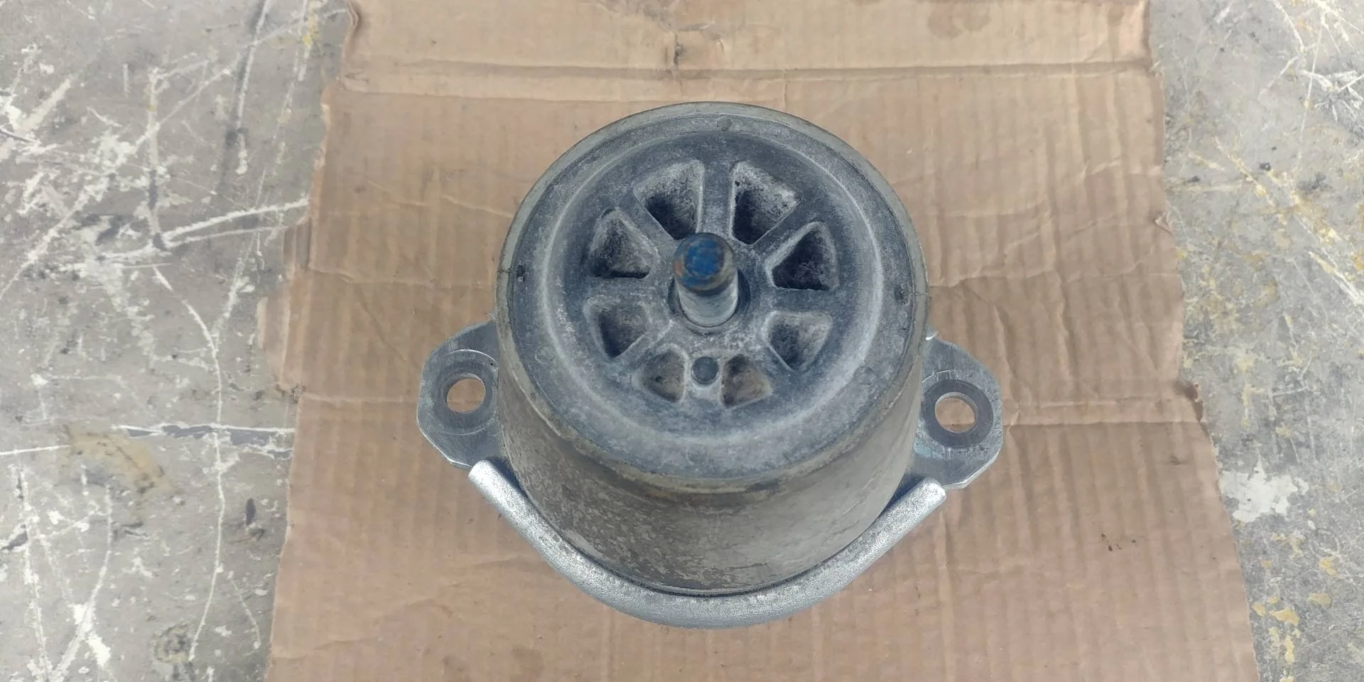 подушка крепления двигателя Volkswagen Touareg 2  2013