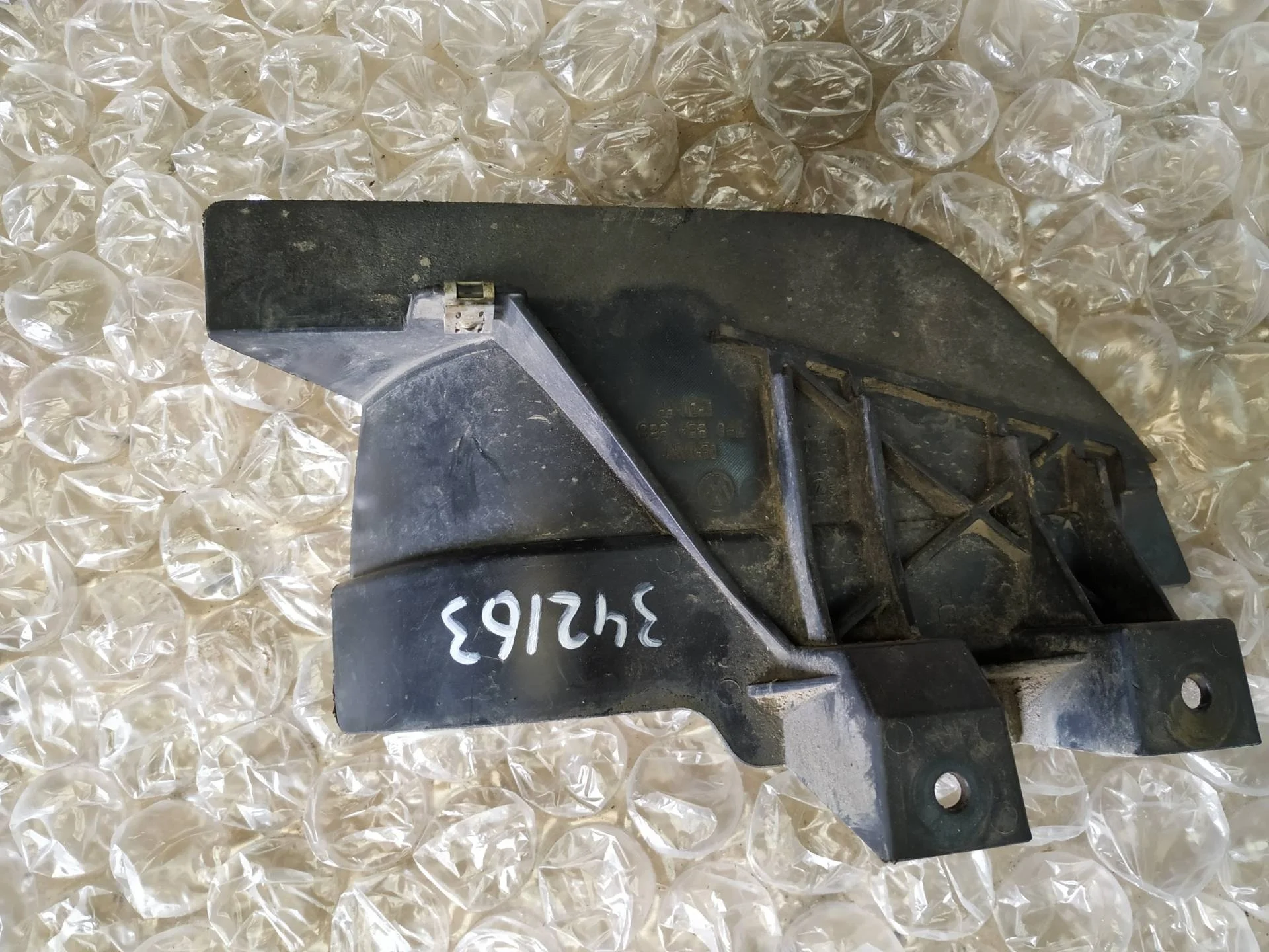 брызговик задний правый Volkswagen Touareg 2  2013