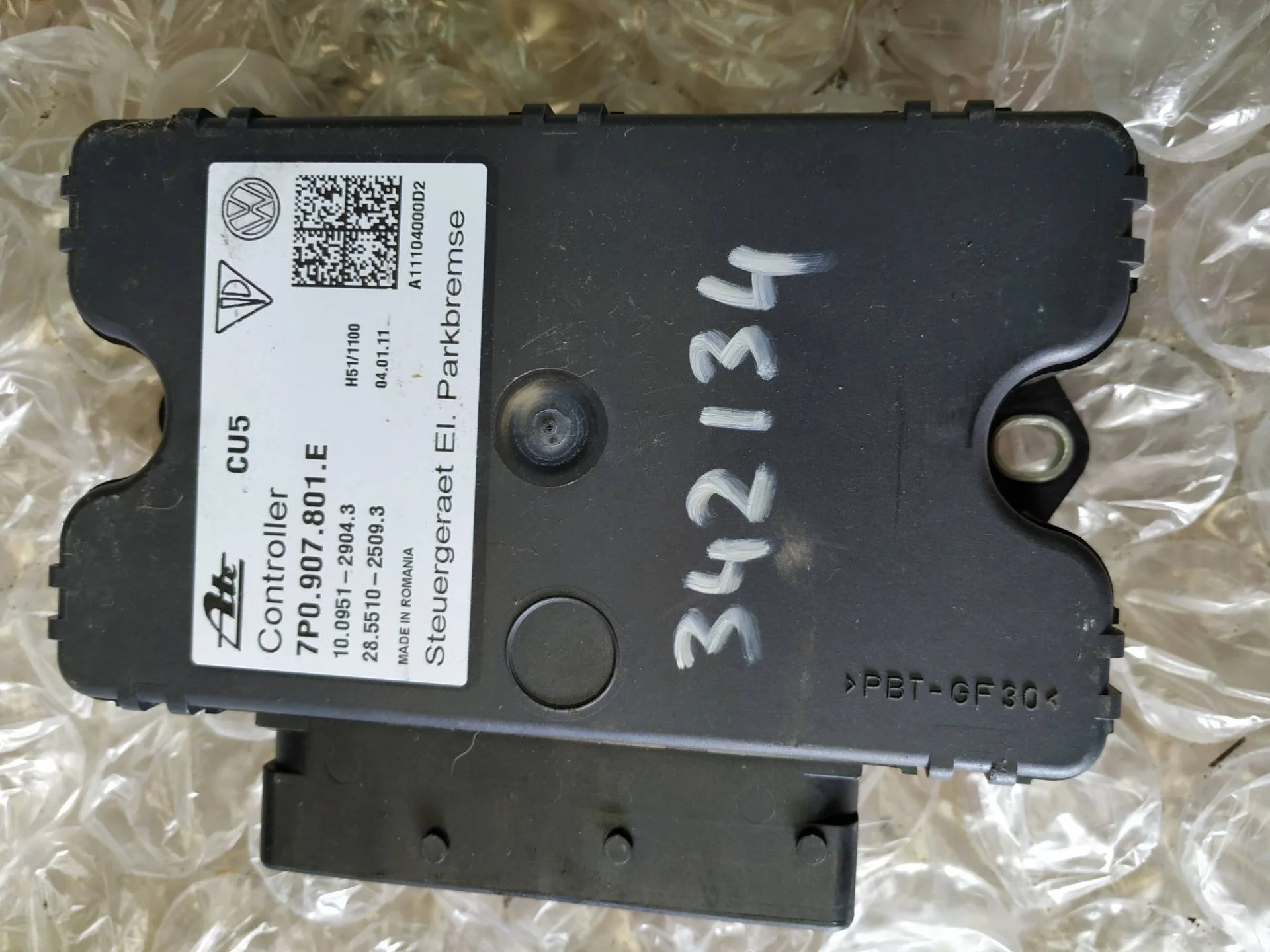 блок управления ручником Volkswagen Touareg 2  2013