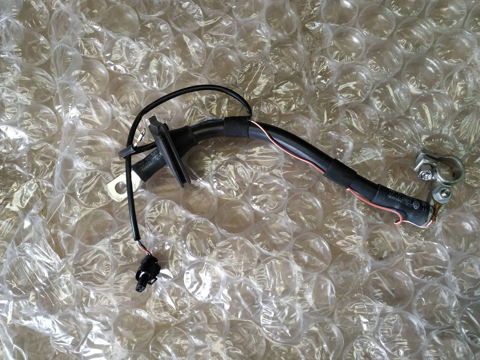 клемма аккумулятора плюс Volkswagen Touareg 2  2013