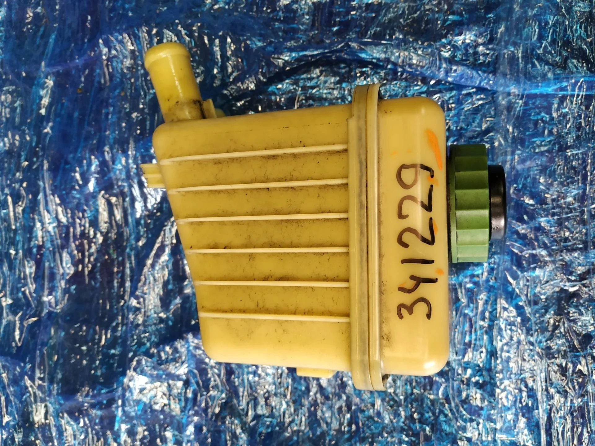 бачок гидроусилителя Volkswagen Touareg 2  2013