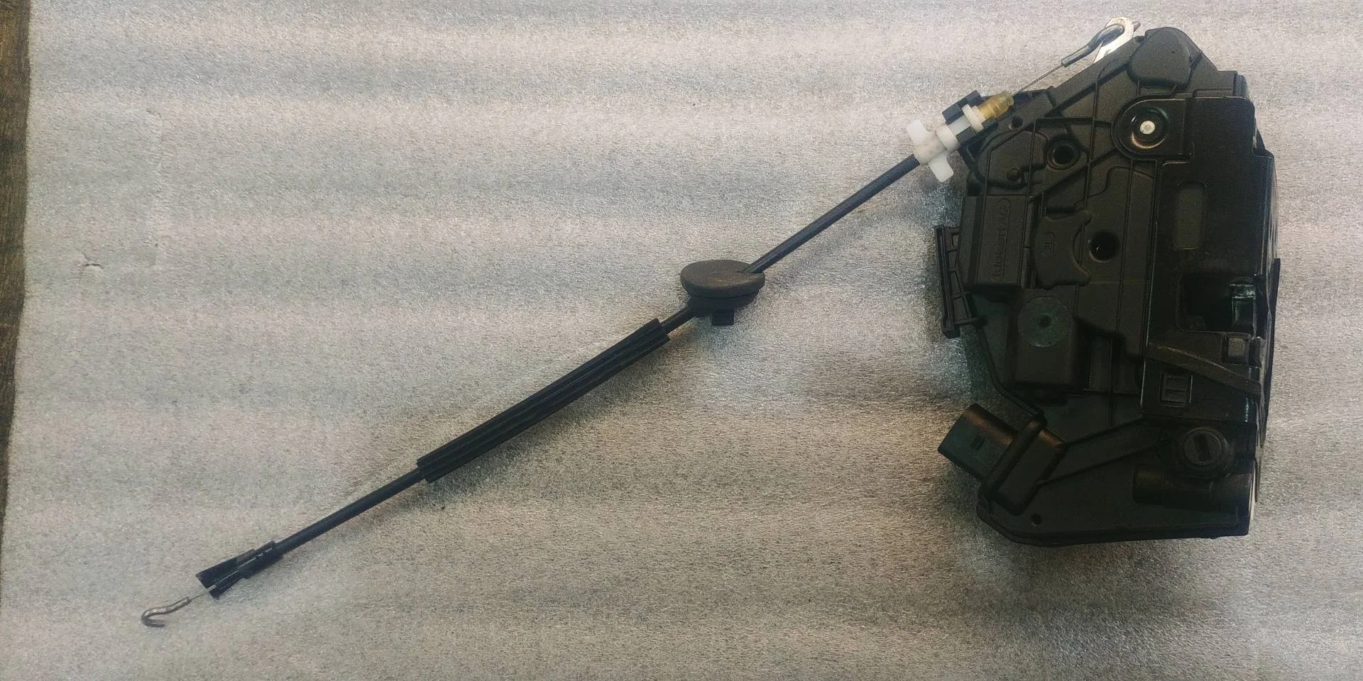 замок двери задней левой Volkswagen Tiguan  2009