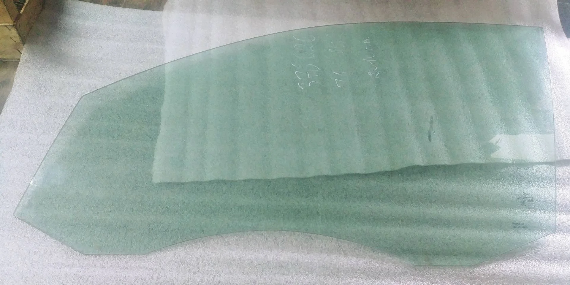 стекло двери передней левой Volkswagen Tiguan  2009