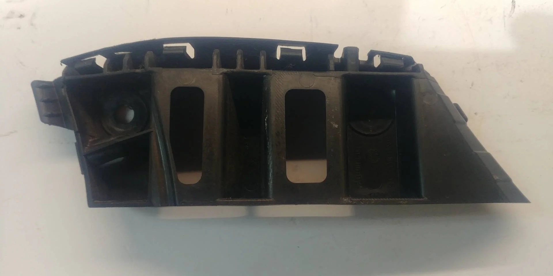 крепление переднего бампера правое Volkswagen Tiguan  2009