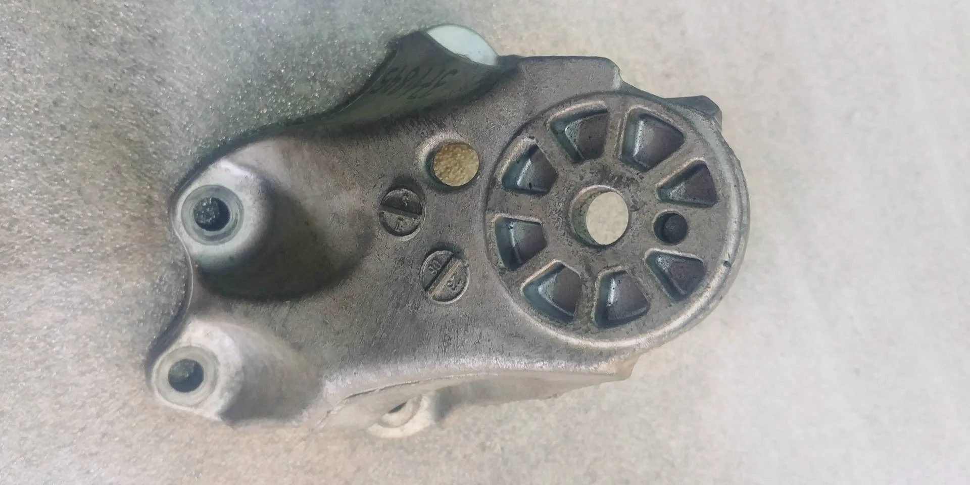 кронштейн двигателя левый Audi Q7  2008