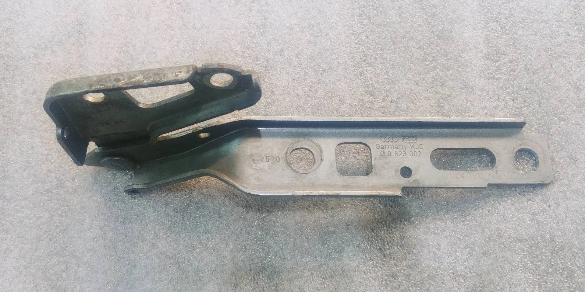 петля капота правая Audi Q7  2013