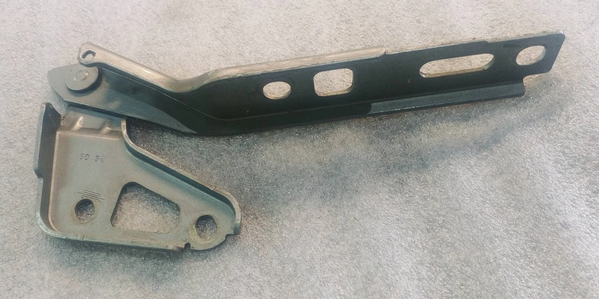 петля капота левая Audi Q7  2013