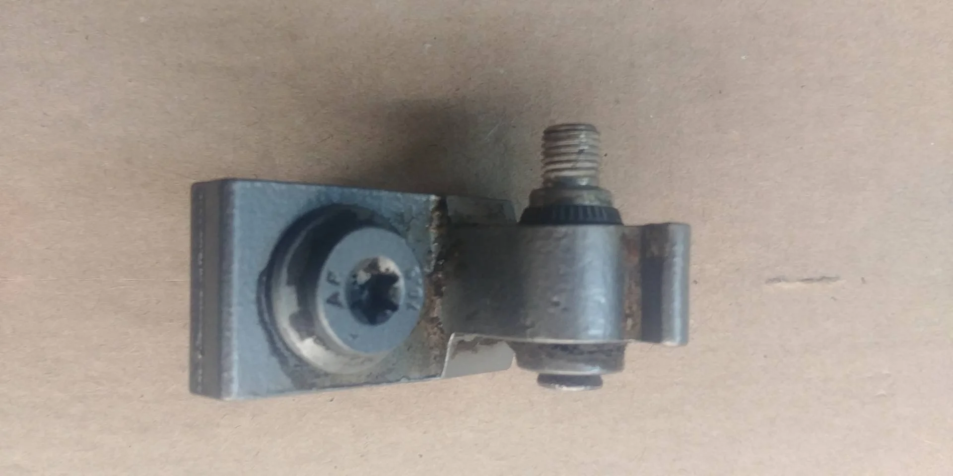 петля двери передней правой Audi Q7  2008