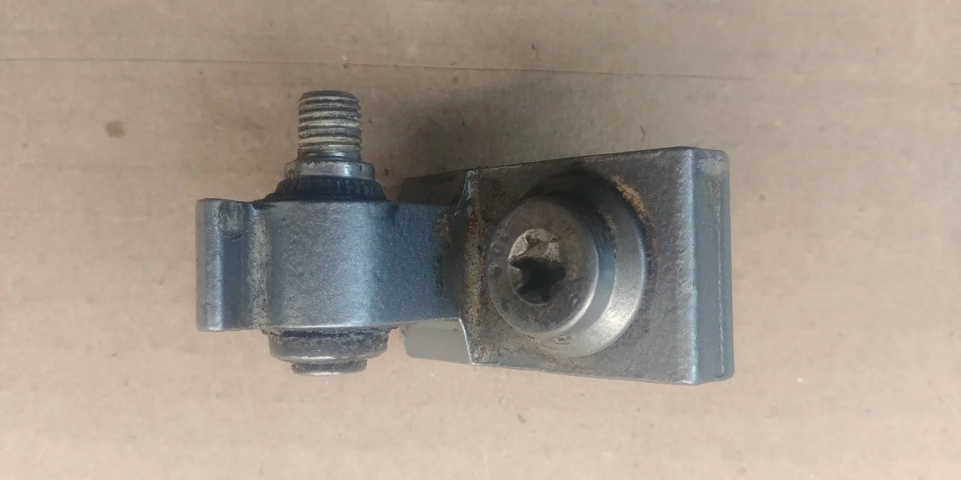 петля двери передней левой Audi Q7  2008