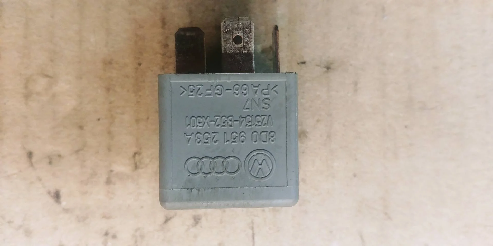 реле электровентилятора Audi Q7  2008