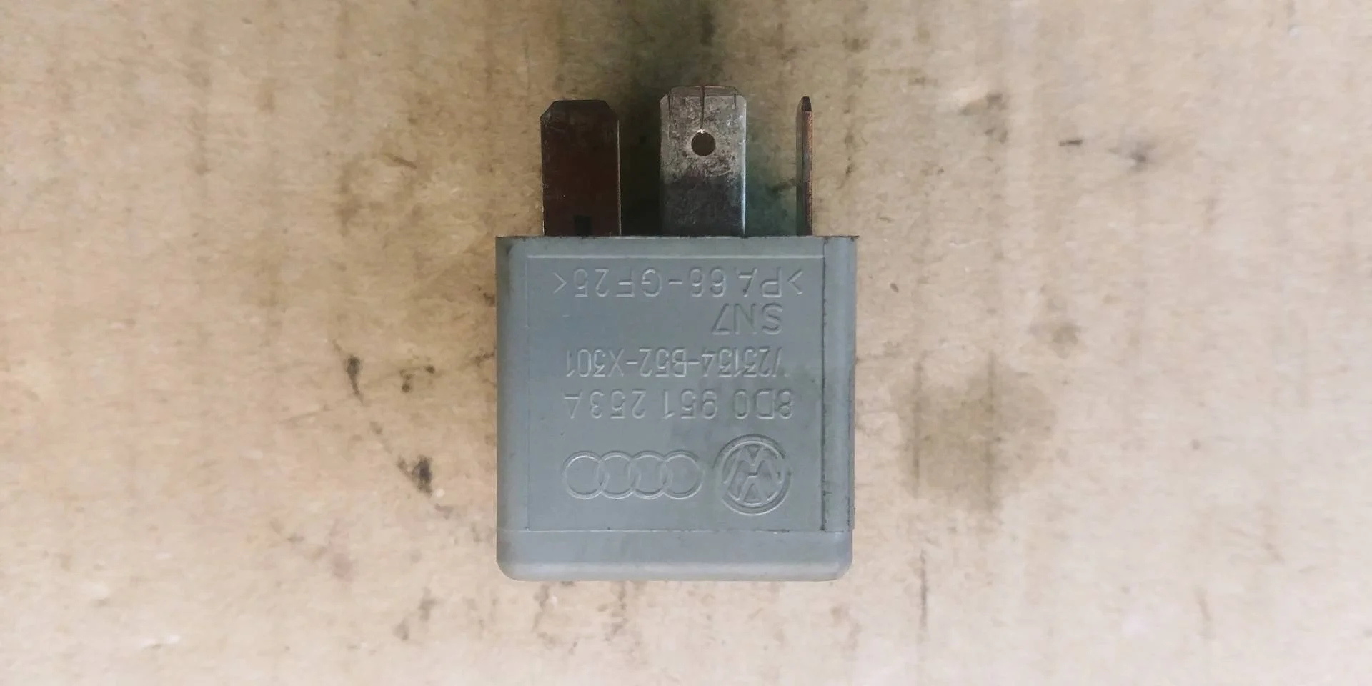 реле электровентилятора Audi Q7  2008