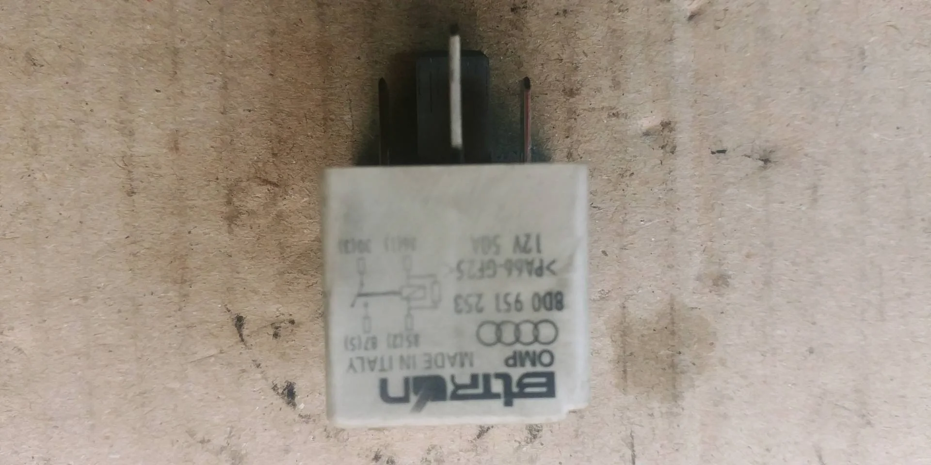 реле электровентилятора Audi Q7  2008