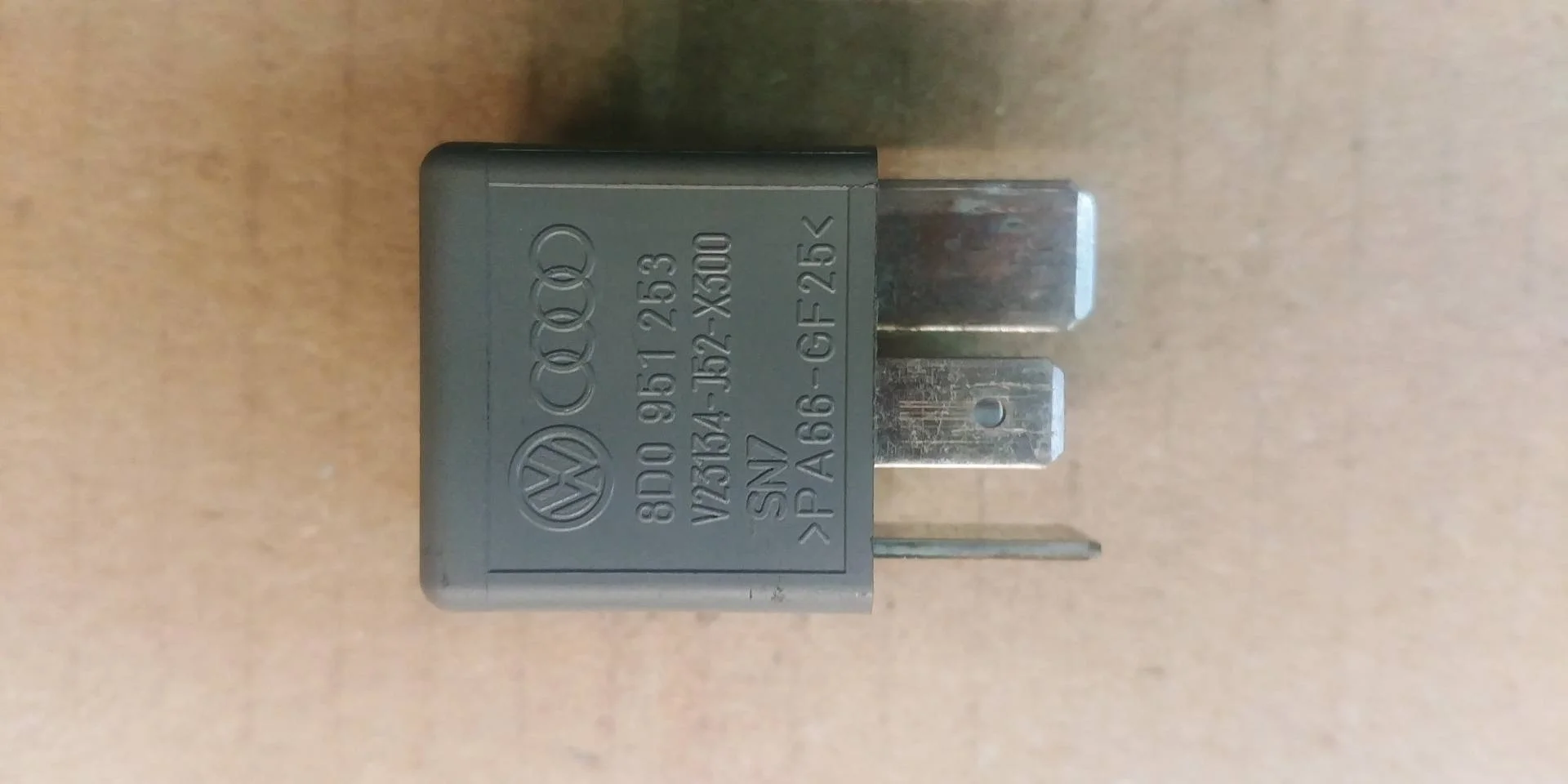 реле электровентилятора Audi Q7  2008