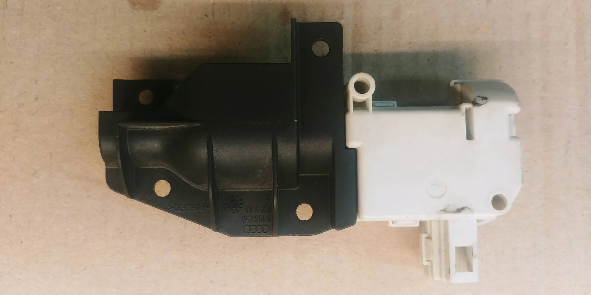 замок бардачка Audi Q7  2008