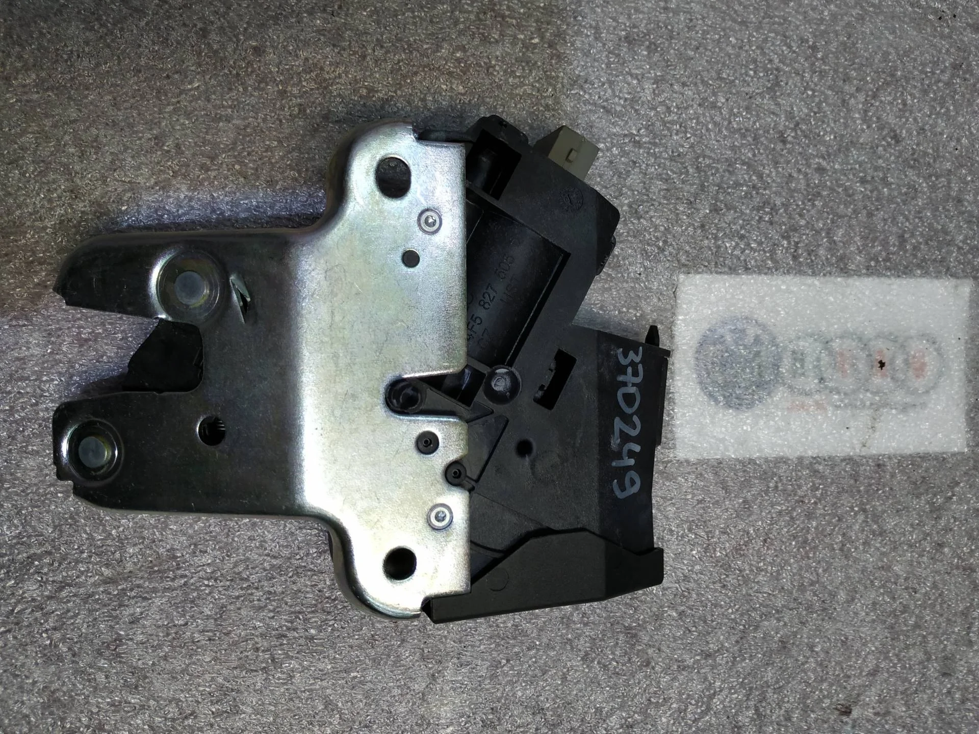 замок багажника Audi A5 8T  2009