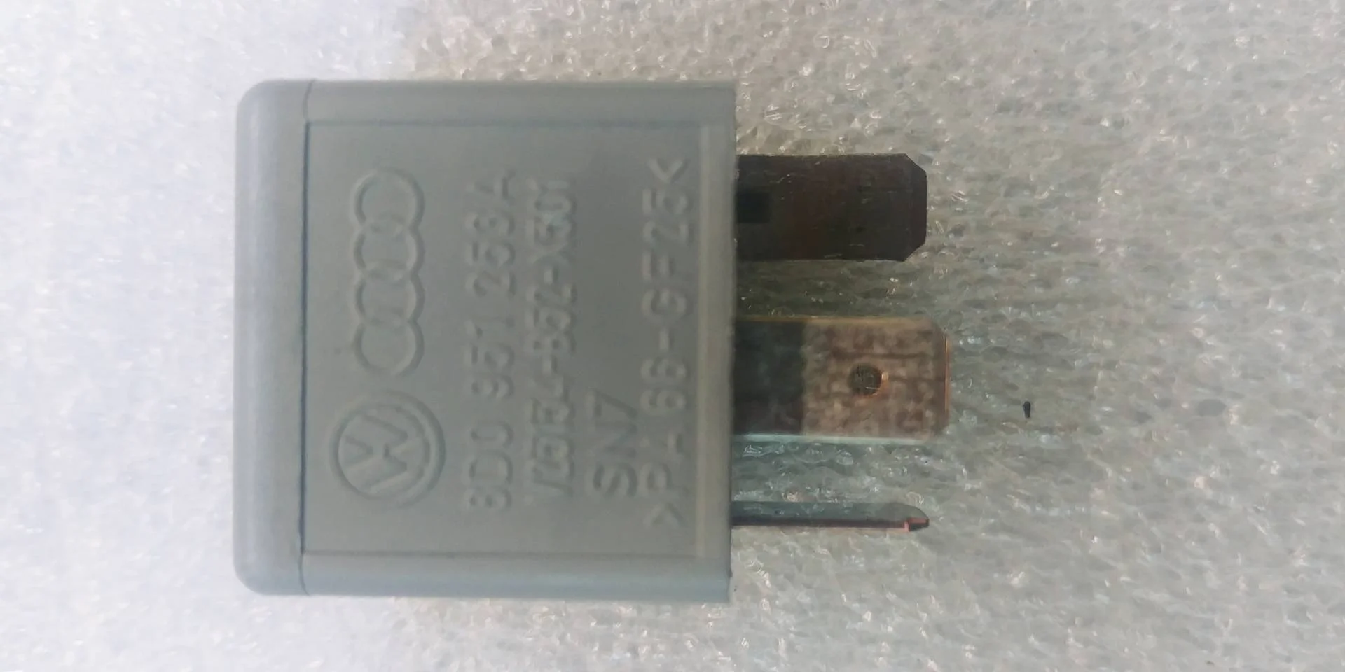 реле электровентилятора Audi Q7  2008