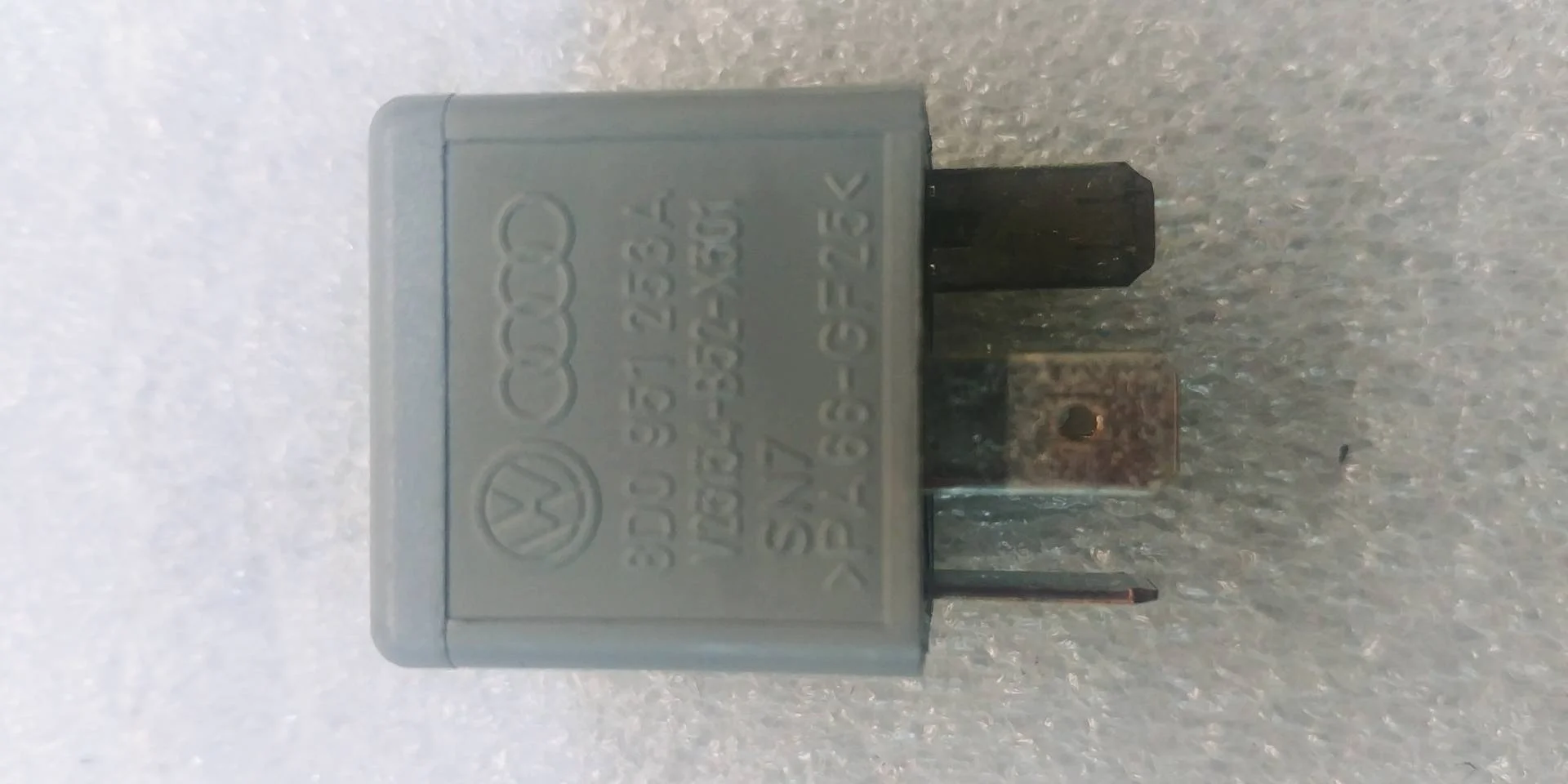 реле электровентилятора Audi Q7  2008