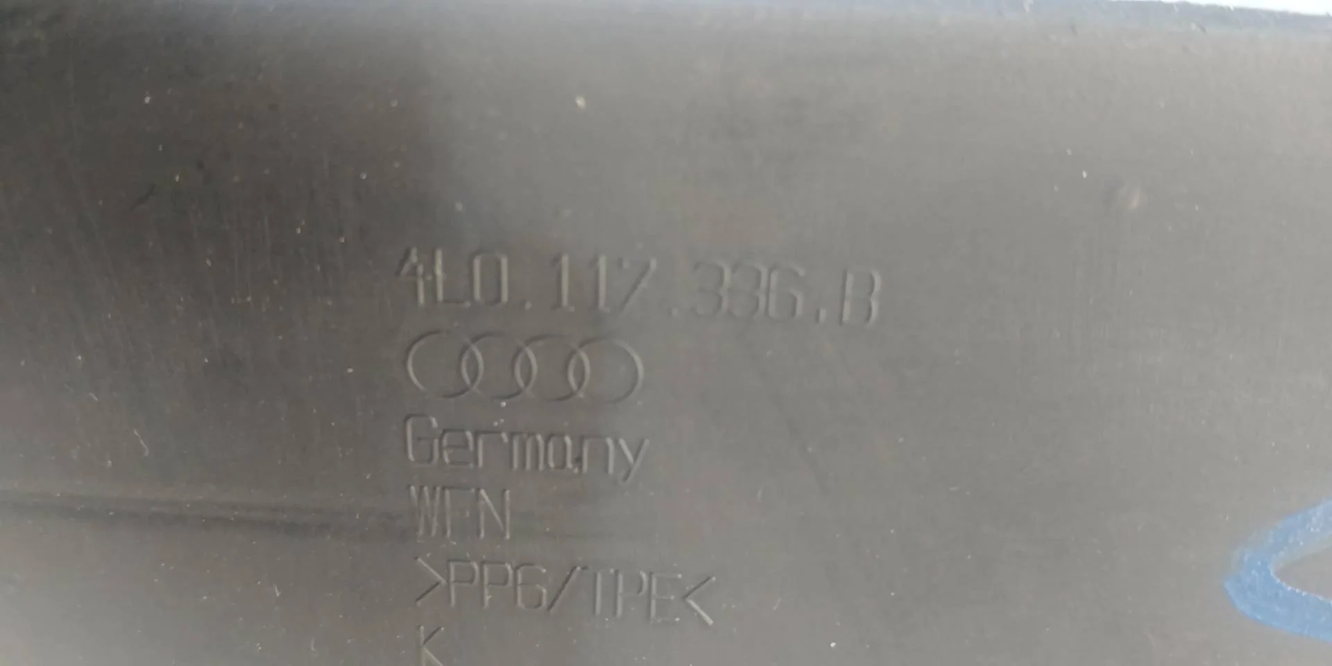 воздуховод интеркулера правого Audi Q7  2008