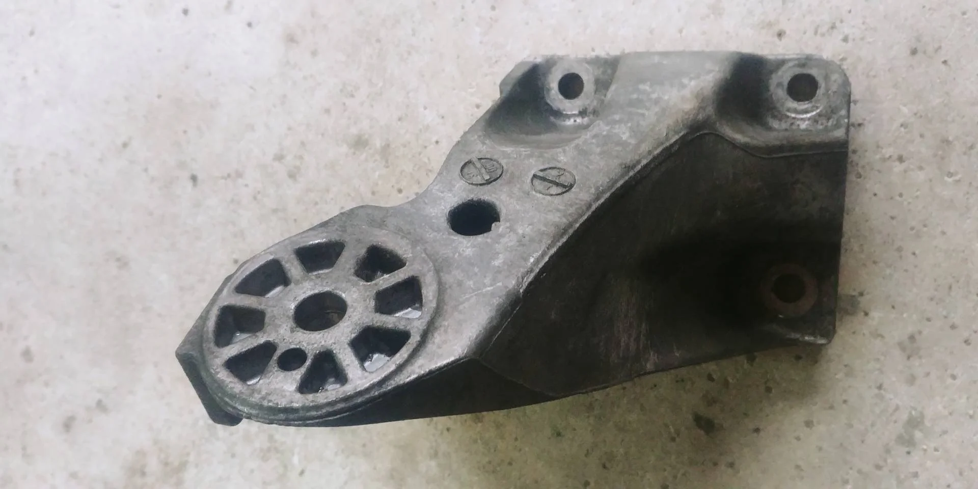 кронштейн двигателя правый Audi Q7  2008