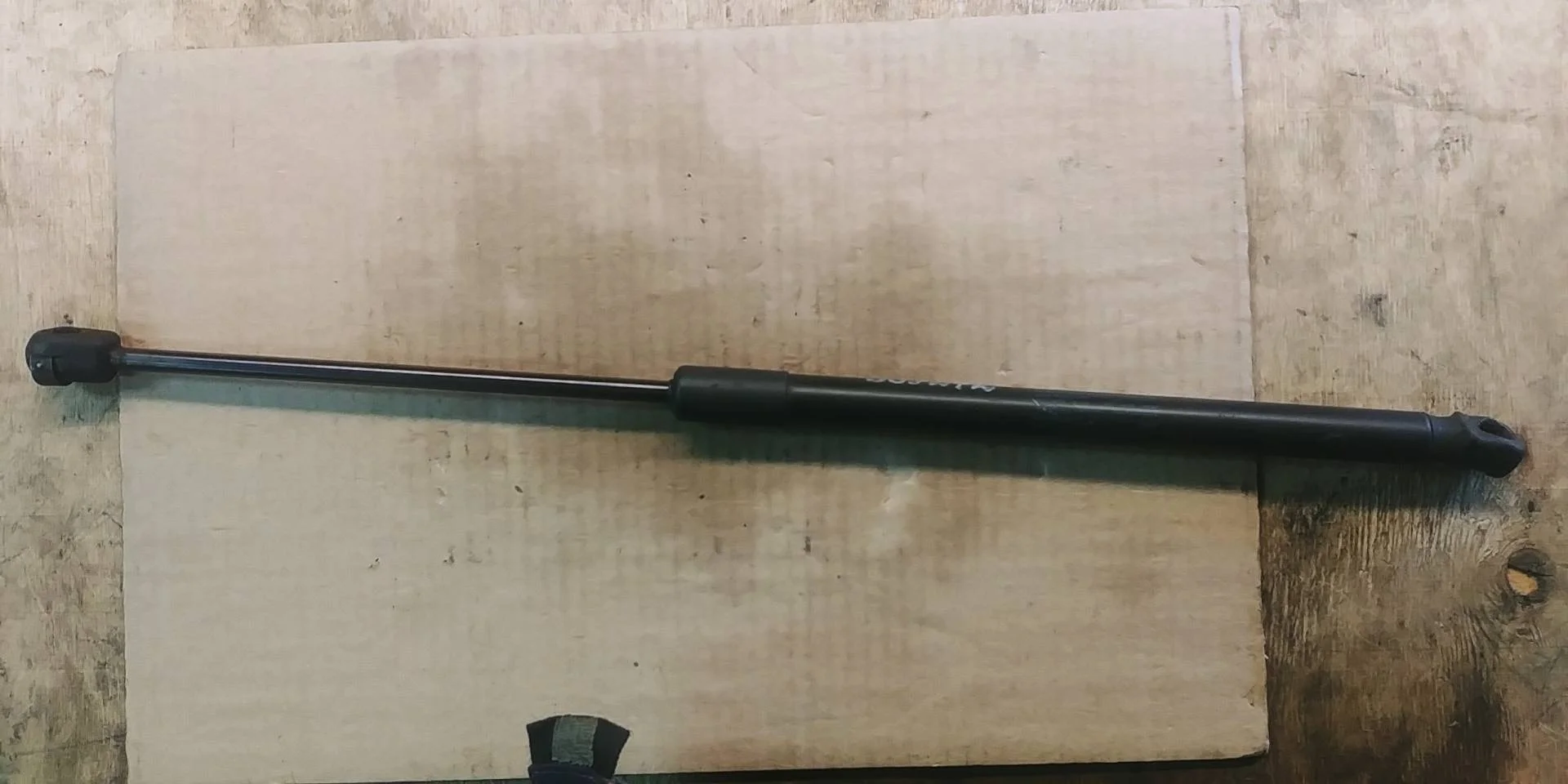 амортизатор капота Audi Q7  2008