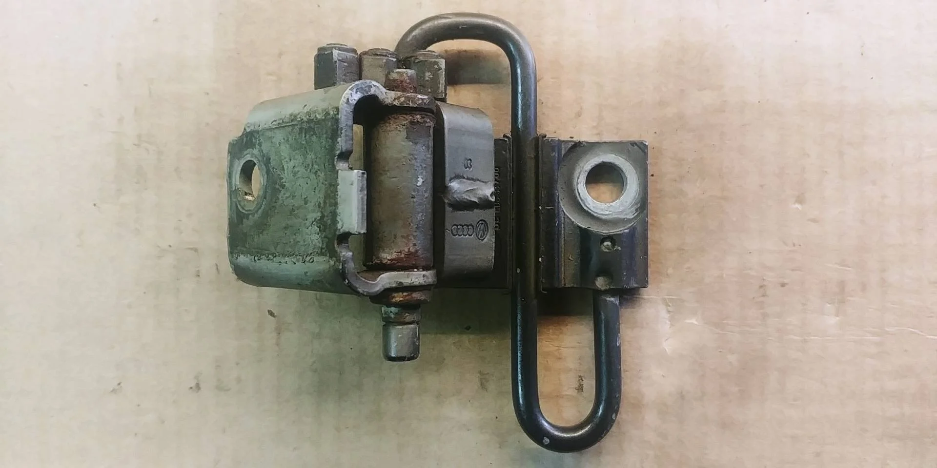 петля двери передней левой Audi Q7  2008