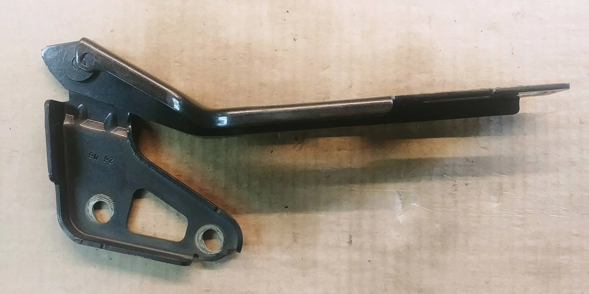 петля капота левая Audi Q7  2008