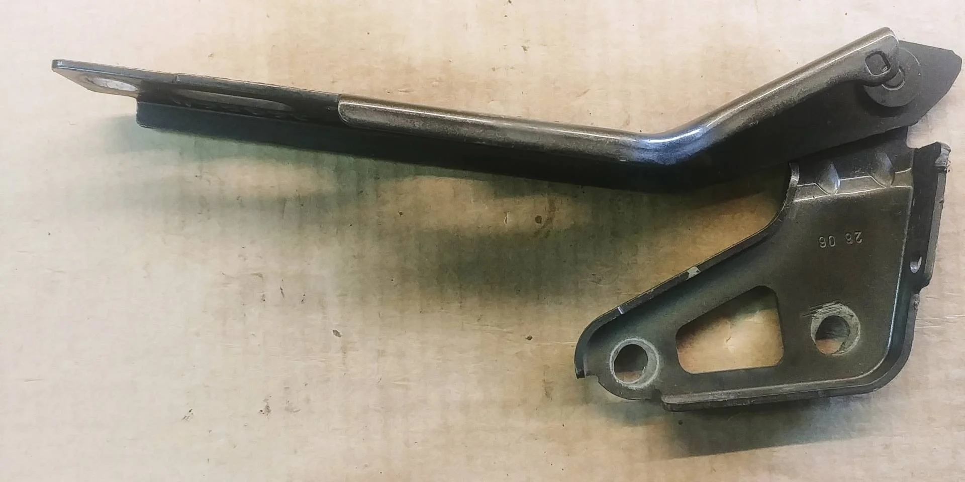 петля капота правая Audi Q7  2008