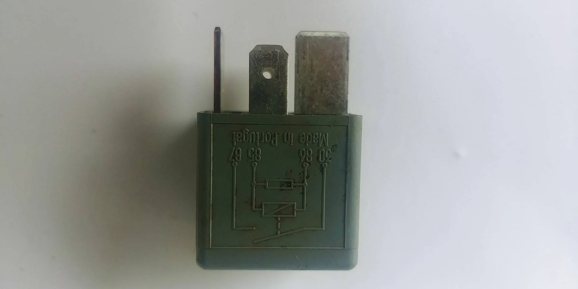 реле электровентилятора Audi Q7  2008