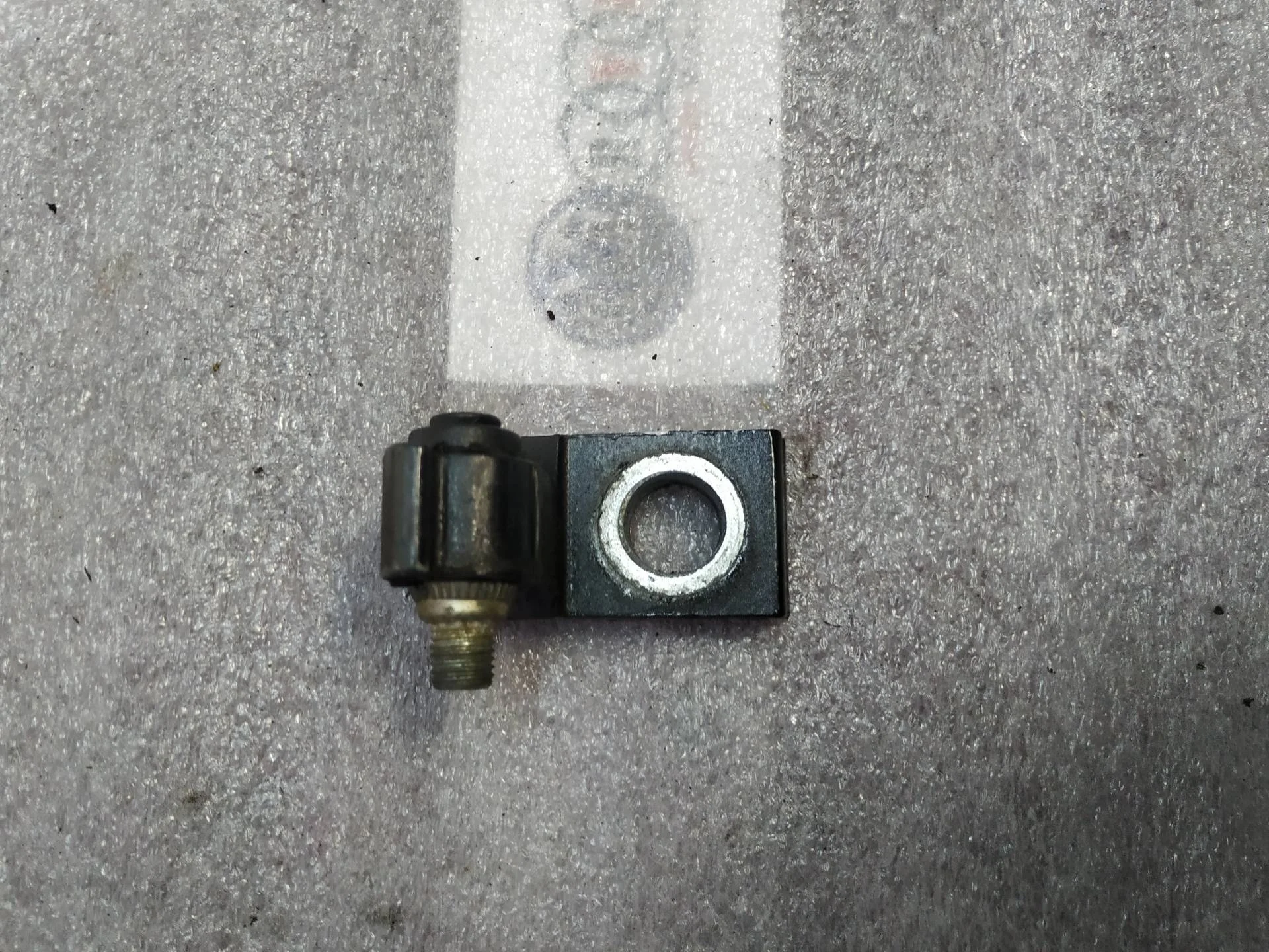 петля двери передней правой Audi Q7  2008