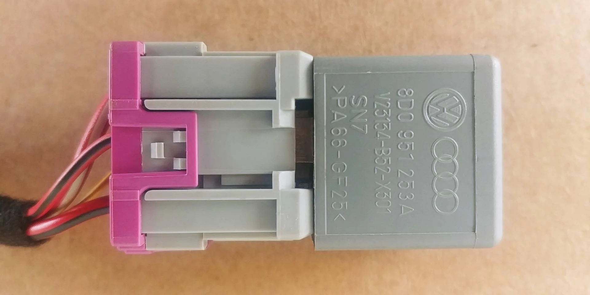 реле электровентилятора Audi Q7  2008