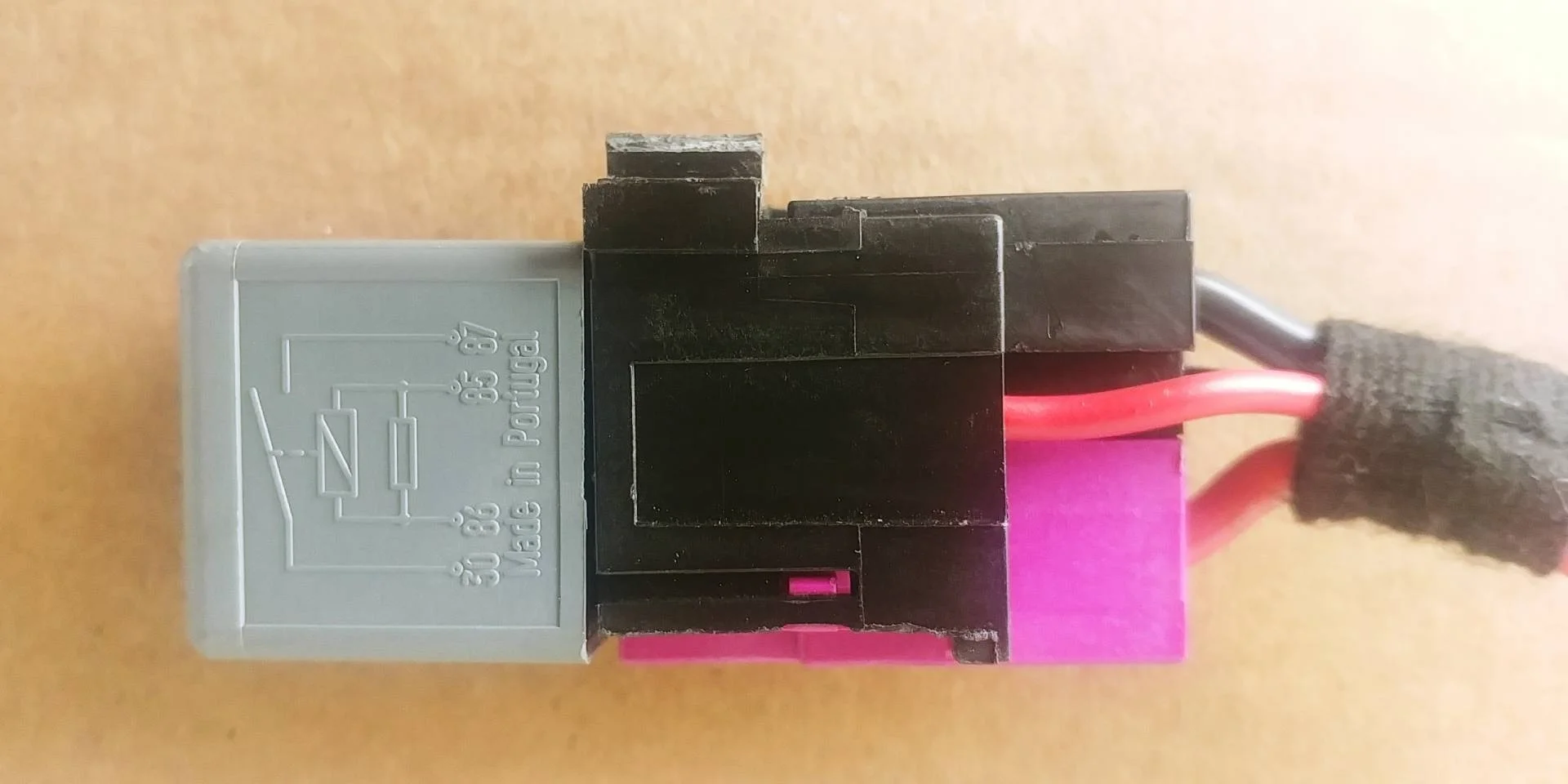 реле электровентилятора Audi Q7  2008