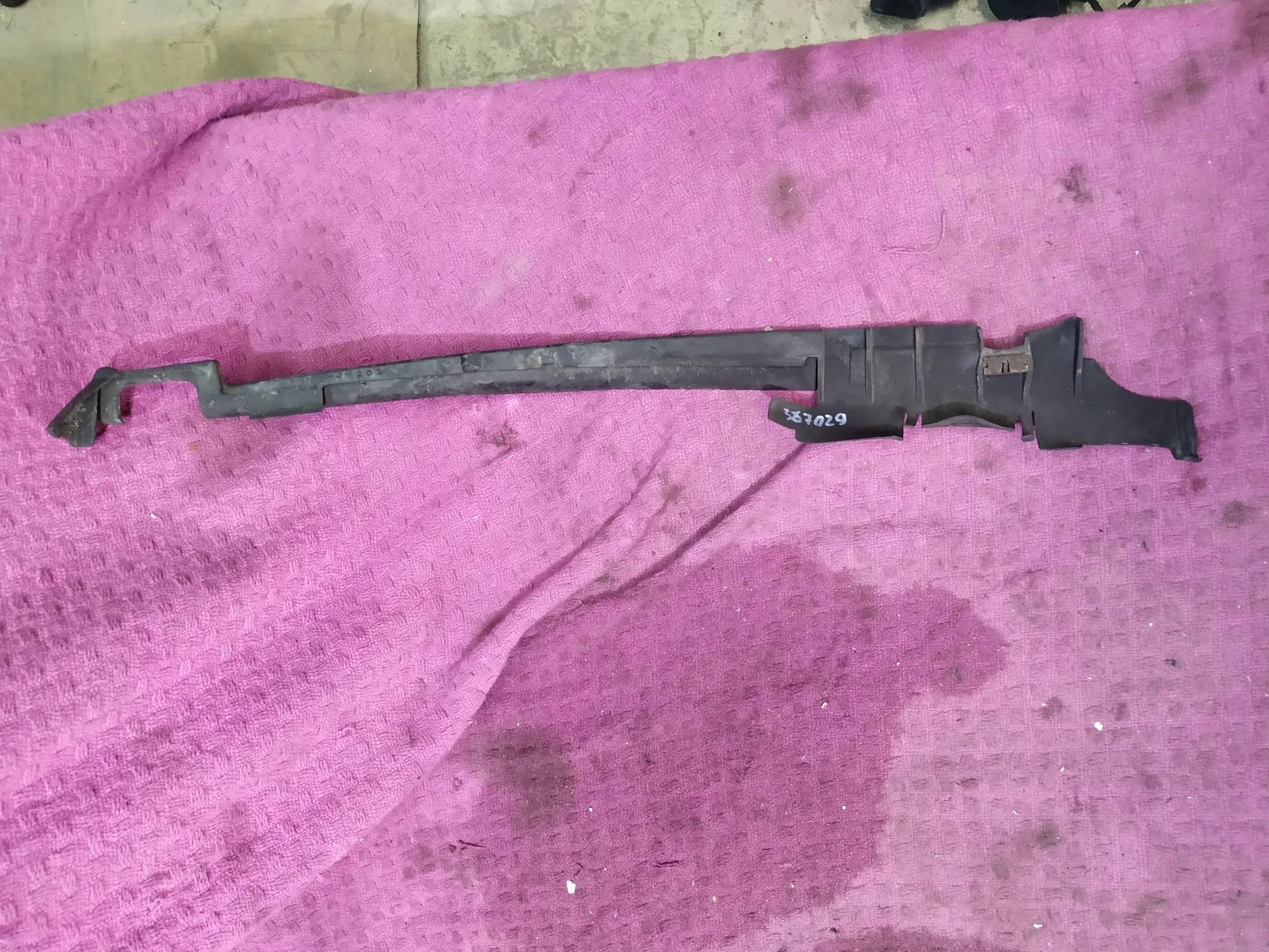 уплотнитель дверного проема передний левый Audi Q7 2008