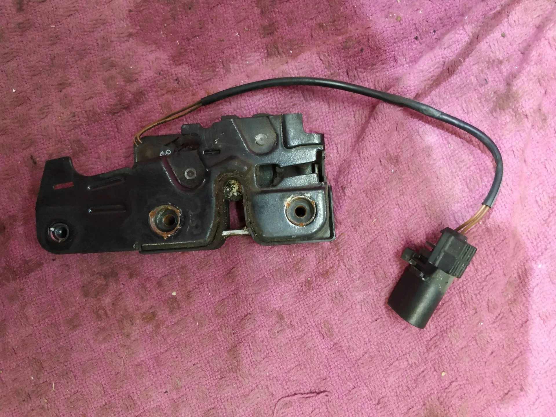 замок капота Audi Q7  2008