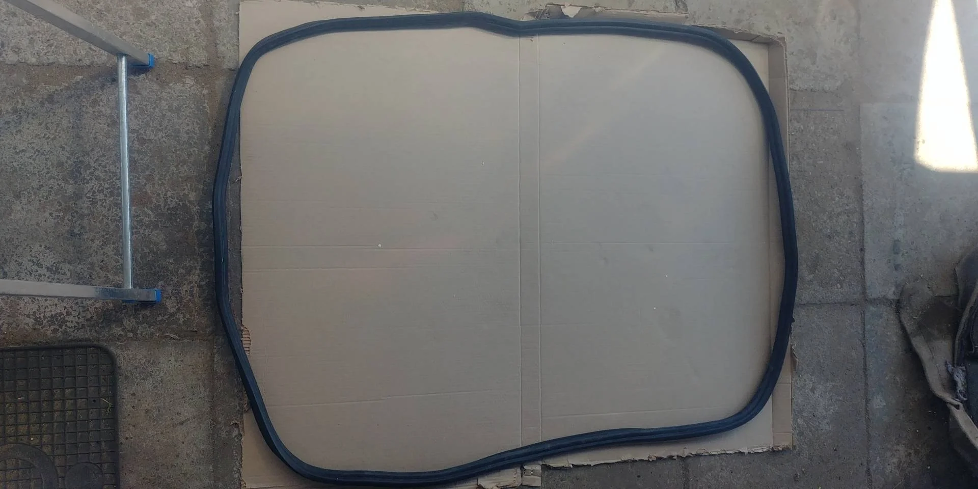 уплотнитель багажника Volkswagen Tiguan  2009