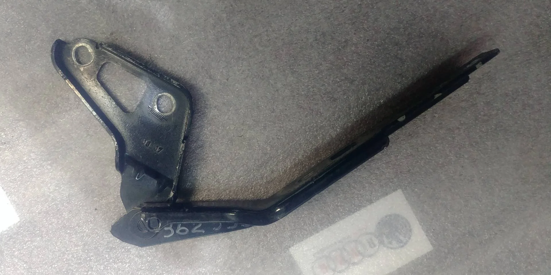 петля капота левая Audi Q7  2008